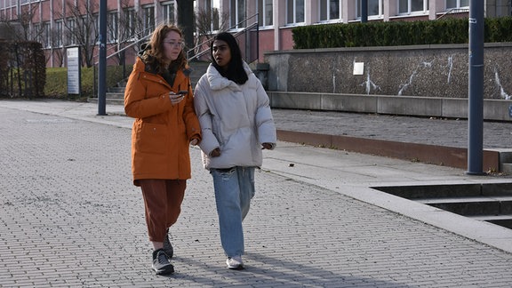 Hannah Weißenburger und Sreelakshmi Sajeev laufen gemeinsam einen Gehweg entlang.