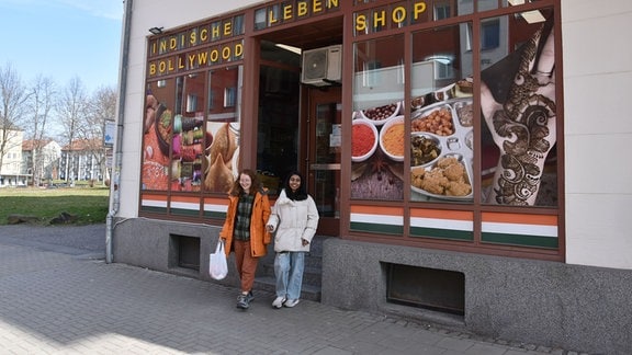 Hannah Weißenburger und Sreelakshmi Sajeev verlassen ein indisches Geschäft.
