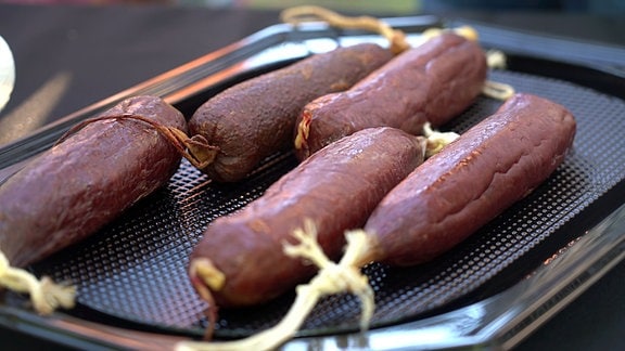 Wasserbüffelsalami liegt zur Verköstigung bereit auf einem Tablett