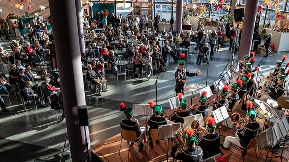 Im Foyer der Stadthalle Chemnitz spielt ein Bergmannsorchester vor Publikum.