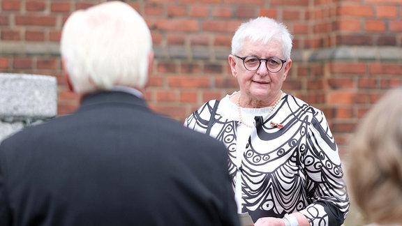 Zeitzeugin Konstanze Helber spricht in der Gedenkstätte Hoheneck