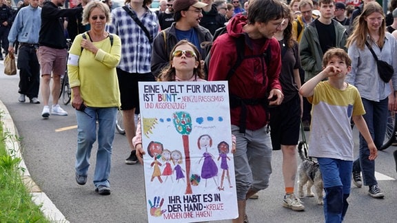 Bei einer Demo in Chemnitz am 7.6.2024 liefen Politiuker, aber auch viele Familien mit selbstgebastelteten Plakaten mit.