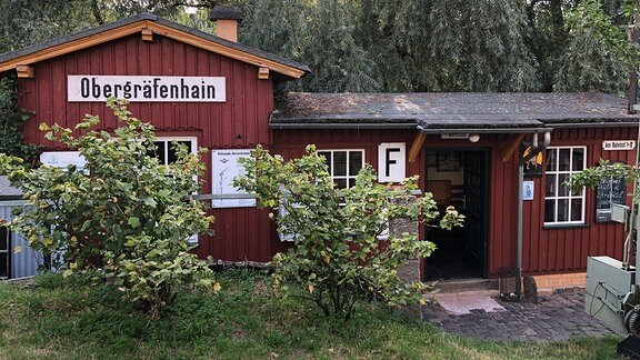 Gebäude des ehemaligen Haltepunktes von Obergräfenhain im Garten des "Prellbocks"