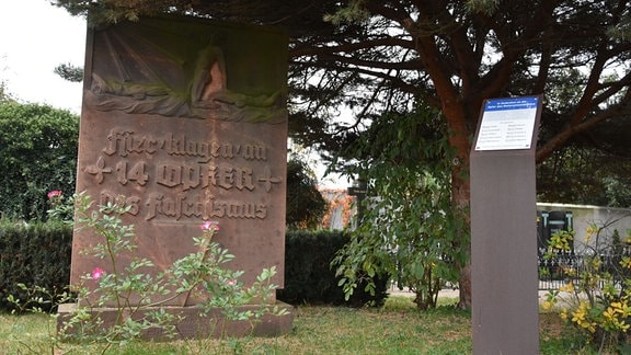 Ein Gedenkstein und eine Gedenktafel für ermordete jüdische Frauen auf dem Friedhof Langenleuba-Oberhain.
