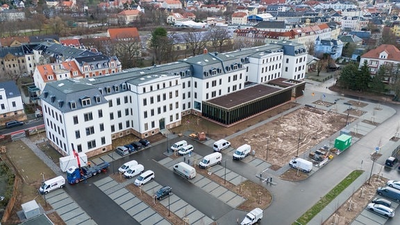 Fahrzeuge stehen auf dem Parkplatz vor dem Sächsischen Rechnungshof (Luftaufnahme mit einer Drohne).