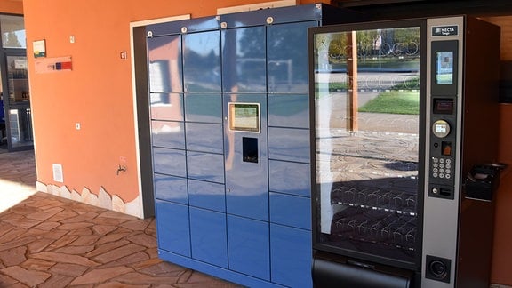 Ein Snack-Automat und Schließfächer stehen im Eingangsbereich des Freibades Mittweida.