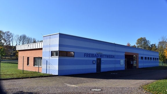 Das blaue Funktionsgebäude des Freibades Mittweida.