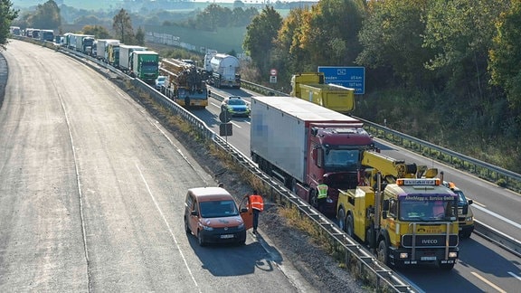 Autos stehen im Stau