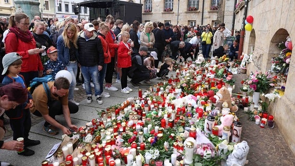 Auf einem Platz in der Altstadt von Döbeln stehen hunderte Menschen und trauern.