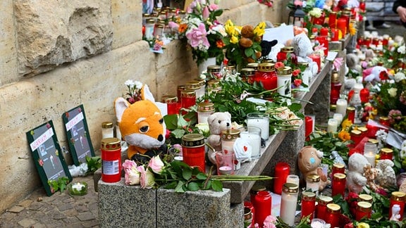 Auf einem Platz in der Altstadt von Döbeln stehen hunderte Menschen und trauern und haben Plüschtiere abgelegt.