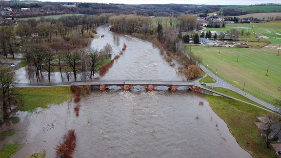 Die Mulde in Wechselburg tritt über die Ufer.