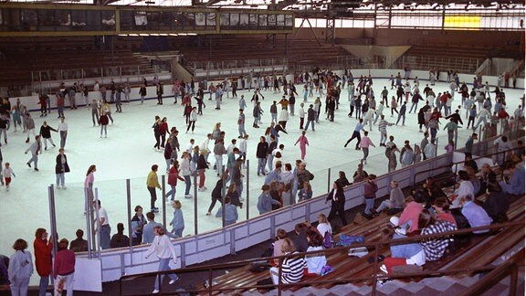 Eisläufer im Eissport-Komplex Küchwald, 1992