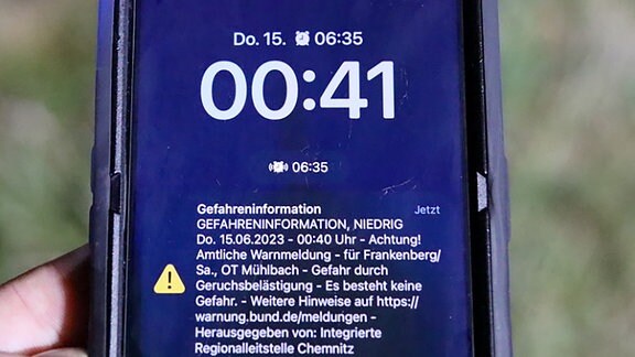 Ein Smartphone mit einer Nachricht über eine Gefahreninformation.