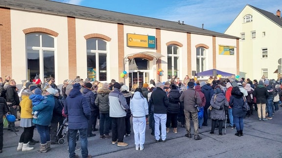 Menschen bei der Eröffnung des Tante-Enso-Laden in Falkenau.