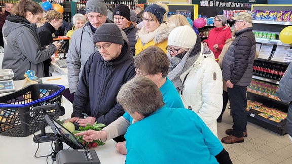 Menschen bei der Eröffnung des Tante-Enso-Laden in Falkenau.