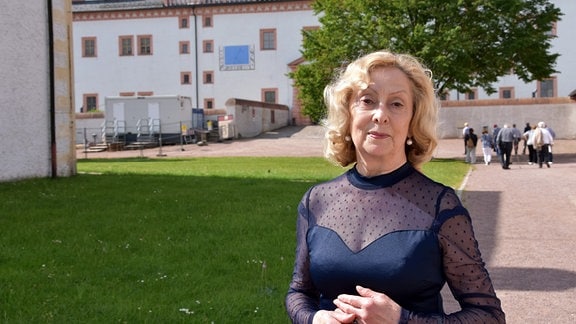 Eva-Maria Gawron, Textilrestauratorin aus Augustusburg, steht vor Schloss Augustusburg.