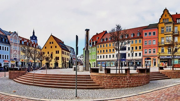 Innenstadtansicht mit öffentlichem Platz und bunten Häusern