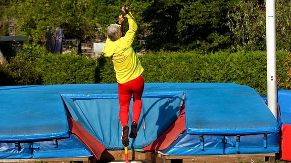 Lässt man seinen Blick über das beschauliche Frankenberg bei Chemnitz schweifen, sieht man auch mal einen Herrmann durch die Luft fliegen. Die sportverrückte Familie hat ihre eigene Stabhochsprunganlage hinter dem Haus.