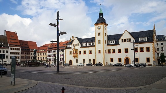 Der Marktplatz in der Freiberger Altstadt mit Blick auf das Rathaus