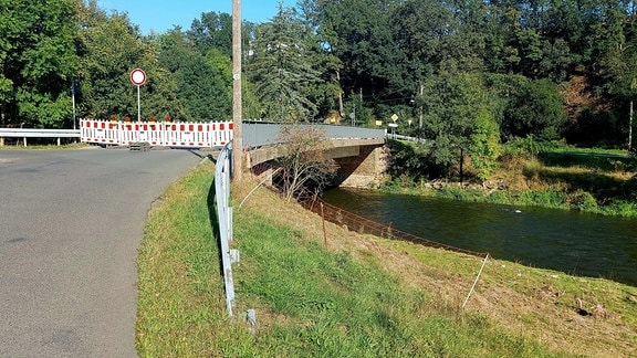 Die Zufahrt zu einer Brücke ist gesperrt.