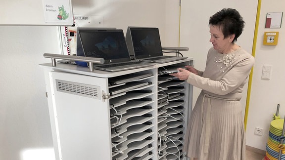 Lehrerin mit Laptops