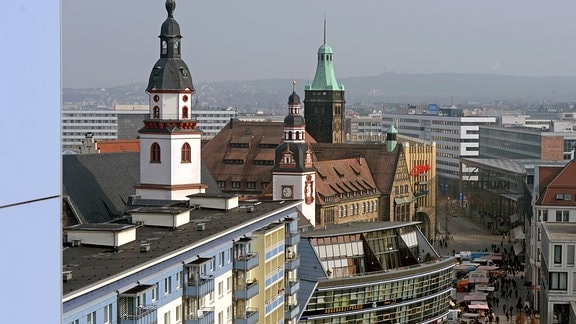 Blick über das Zentrum von Chemnitz mit den Türmen der Kirche St. Jacobi und des Rathauses, 2014