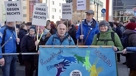 Ältere Männer haben sich zum linken Gegenprotest in Chemnitz eingefunden als Gruppe: Opas gegen Rechts.