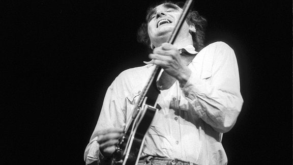 Historische Aufnahme zeigt Joe Sachse Gitarre spielend.