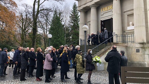 Vor der Trauerhalle auf dem Friedhof Chemnitz formiert sich ein Trauerzug.
