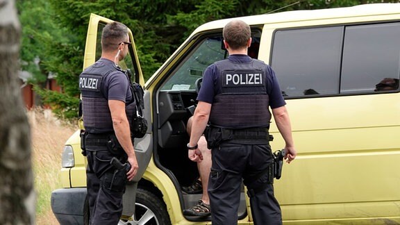 Bundespolizisten kontrollieren Einreisende