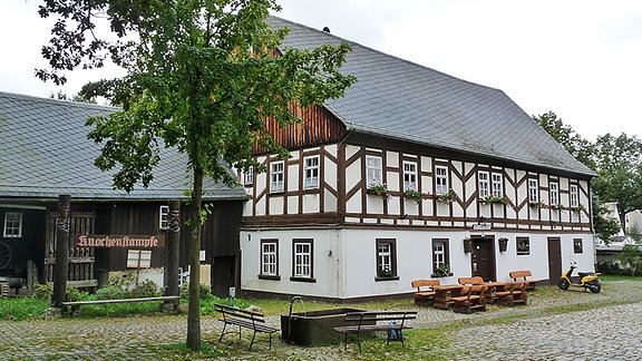 Außenansicht des Museums Knochenstampfe im Zwönitzer Ortsteil Dorfchemnitz.