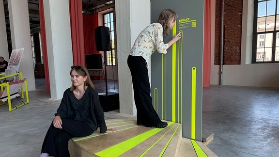Die Studentinnen Riana Bußmann und Natalie Dörschel zeigen in ihrem Projekt "Ein Blick" Garagenfotos durch einen Spion.