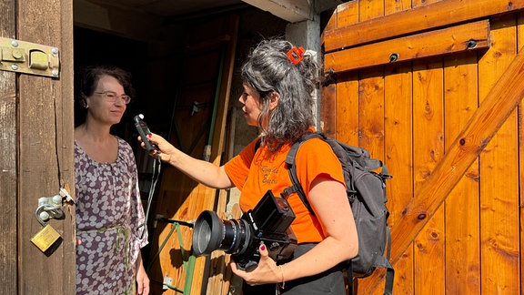 Für das Garagenprojekt der Kulturhauptstadt Chemnitz fotografiert Maria Sturm aus Berlin 100 Garagenbesitzer wie Katja Lücke für eine Ausstellung. 