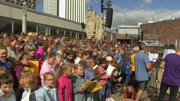 Kinder singen auf den Treppen der Chemnitzer Stadthalle