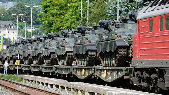 Schützenpanzer vom Typ Marder stehen auf Eisenbahnwaggons
