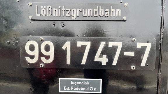Schild an Lokomotive