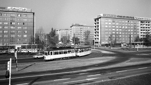 Straßenbahn fährt 1985 in Karl-Marx-Stadt.