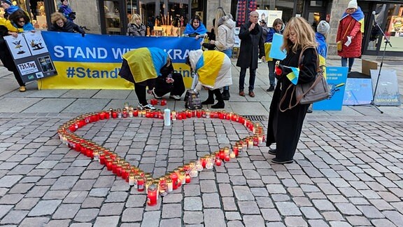 Am  2. Jahrestag des Angriffs Russlands auf die Ukraine  rief die AG Ukraine- Chemnitz-Europa zu einer Kundgebung  auf den Markt vor dem Rathaus auf.  Das Thema lautet:"Ukraine: 2 Jahre Unbesiegbarkeit, 10 Jahre Widerstand gegen die russische Aggression".