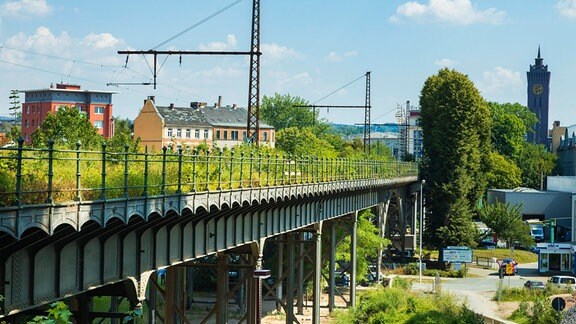 Der Viadukt Beckerbrücke auch Viadukt Chemnitz oder Chemnitztalviadukt ist eine unter Denkmalschutz stehende Eisenbahnbrücke im Stadtgebiet von Chemnitz.