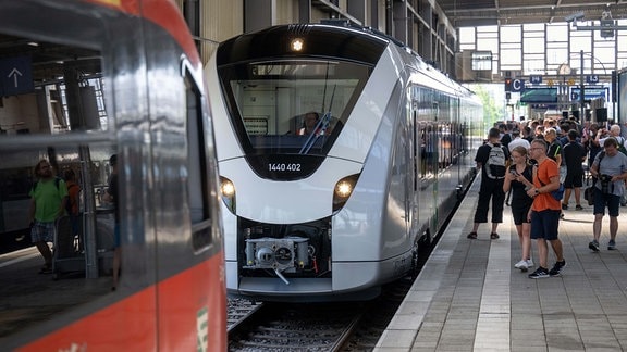 Ein neuer Akkuzug der Reihe Coradia Continental von Alstom fährt im Hauptbahnhof in Chemnitz.