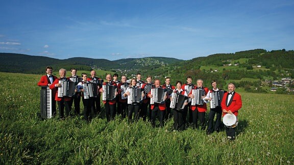 Akkordeonorchester Klingenthal, Musiker mit ihren Instrumenten stehen auf einer Wiese