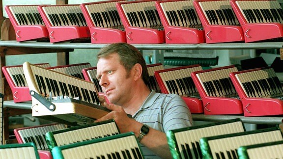 Musikinstrumentenbauer Stefan Zimmer ist mit der Endmontage am Modell "Händel" beschäftigt, einem Akkordeon der gehobenen Klasse für Fortgeschrittene.