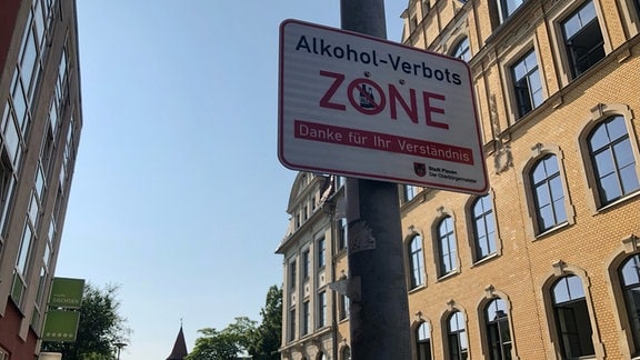Ein Schild mit der Aufschrift "Alkoholverbotszone" steht an der Melanchtonstraße in Plauen.