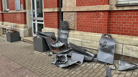 Trümmerteile eines gesprengten Briefkastens vor dem Rathaus in Auerbach/Vogtland.
