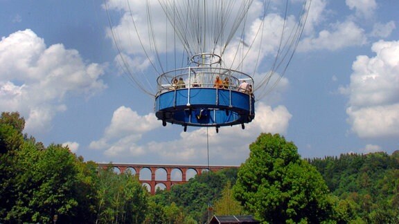 Weithin sichtbar ist der riesige gelbe Gasfesselballon am Himmel nahe der Göltzschtalbrücke