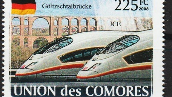 Eine Briefmarke der Komoren: Zwei ICE-Züge vor der Göltzschtalbrücke.