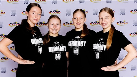 Vier Mädchen mit einheitlicher Sportkleidung (Team Germany - Cheersport) auf einem Präsentationsbild.