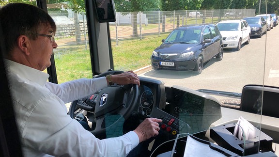 Der Chef der Plauener Straßenbahn, Karsten Treiber, am Steuer eines Elektrobusses.