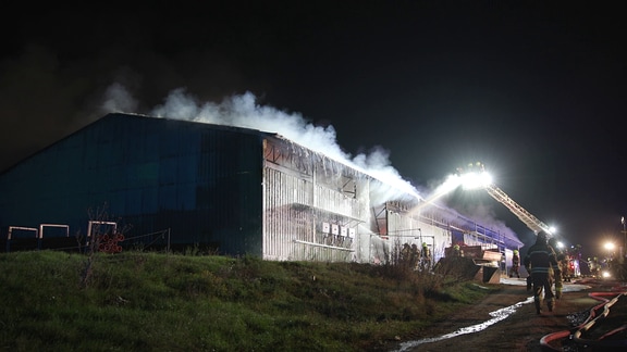 Eine Scheune in Neumark im Vogtland steht in Brand.