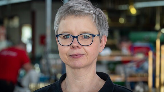Kerstin Voigt, Inhaberin von Instrumentenbau Voigt aus Markneukirchen: Eine Frau mit kurzen grauen Haaren und Brille.